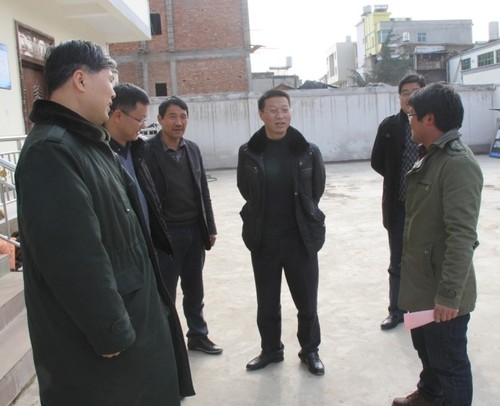 桂书记一行慰问大学生村官