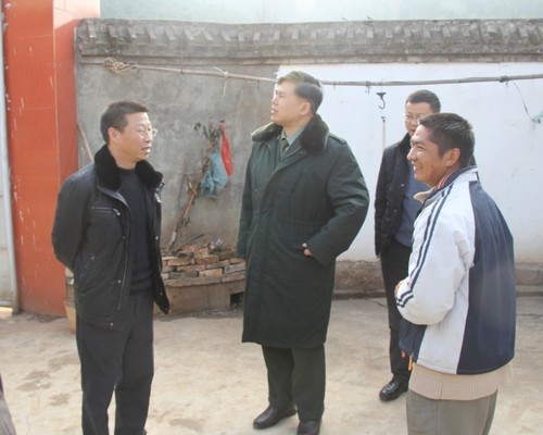 桂书记嘱咐老党员的子孙传承孝道