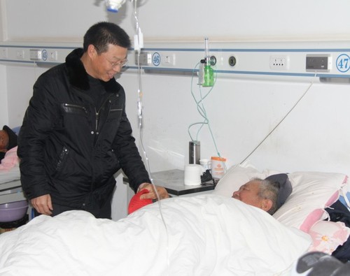 桂书记鼓励退休老干部要以革命的斗志战胜病魔